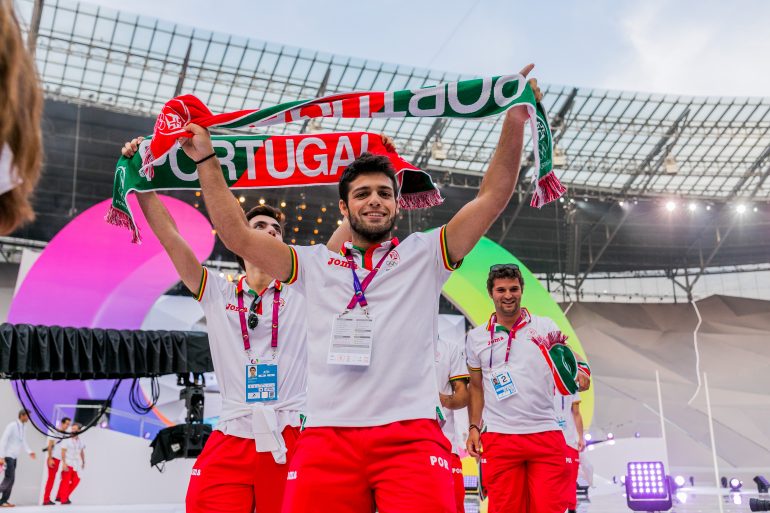 35852506463_da7935b7ce_o Photo of Portuguese athletes posing for the camera with scraves raised